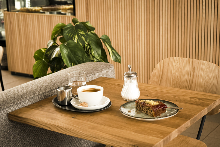 CAFÉ TAGESLICHT – EICHENAU – Cappuccino Espresso – Food Interior Fotografie – Coffee Shop