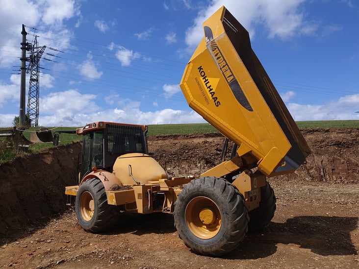 Dumper auf Baustelle