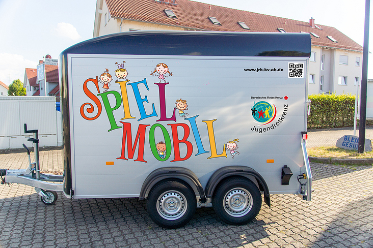 Anhänger „Spielmobil“ des JRK Aschaffenburg – Ansicht von Rechts (2022)