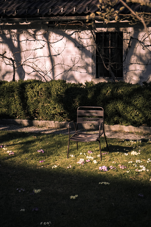 Stuhl im Schattengeflecht
