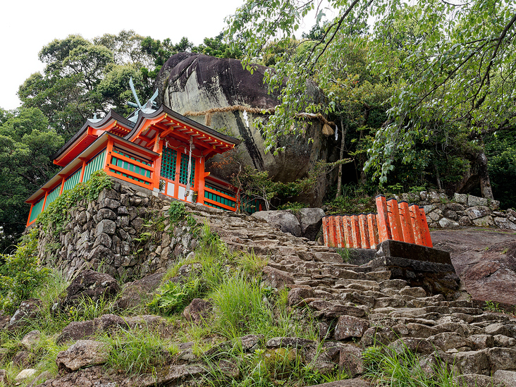 Kamikura-jinju Schrein mit Fels Gotobiki-iwa oberhalb von Shingu