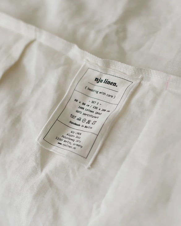 Nju Linen Branding – Textilkennzeichnung mit Logo