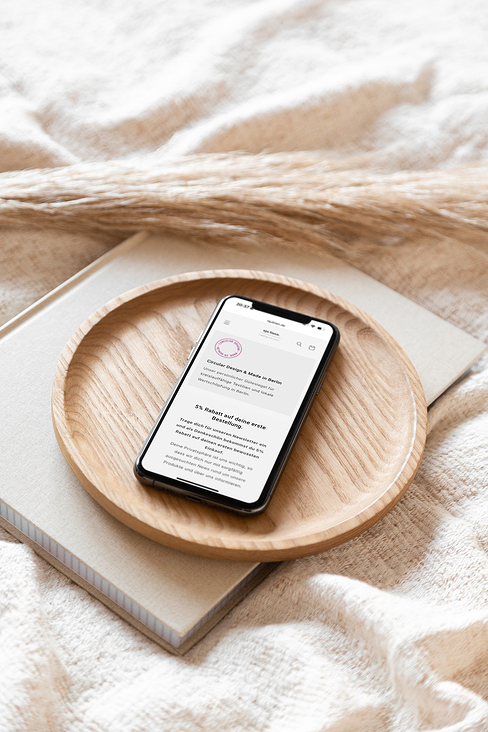 Nju Linen Branding – Website Mood: Absender mit Stempelelement