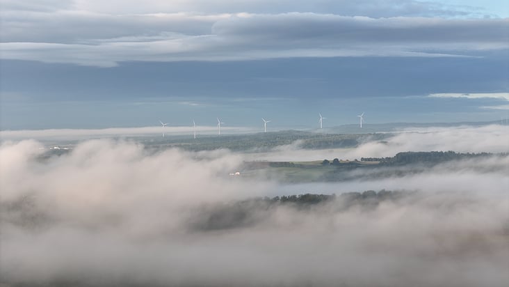 Windräder im Nebel