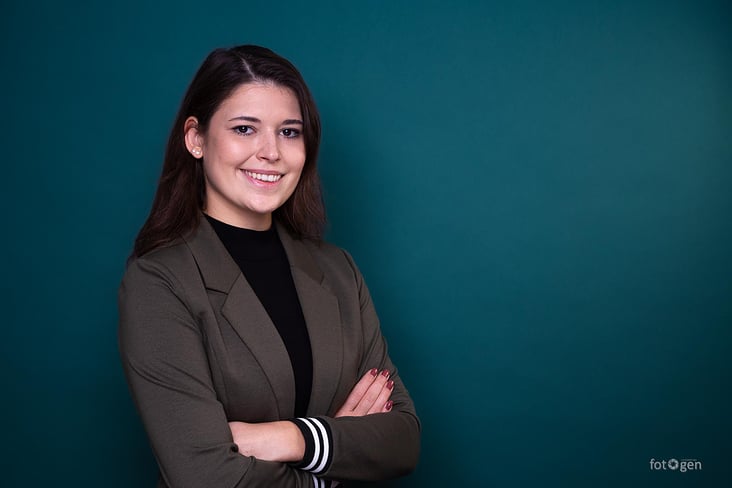 Businessportrait Frau vor türkiesen Hintergrund