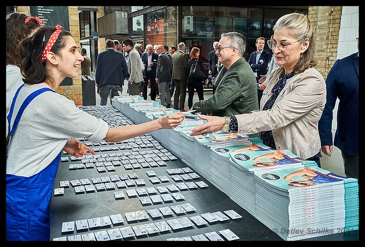 Ausgabe der Namensschilder für die Teilnehmer und Teilnehmerinnen