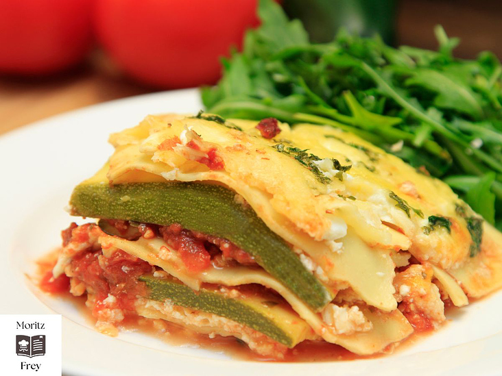 Moritz Frey interpretiert Klassiker neu: Low-Carb Lasagne mit Zucchini statt Nudeln für ein leichtes Genusserlebnis