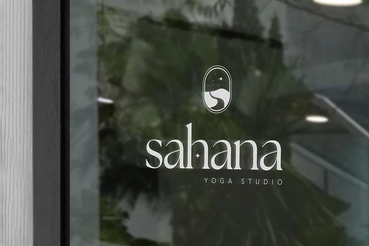 Türbeschriftung Sahana Yogastudio