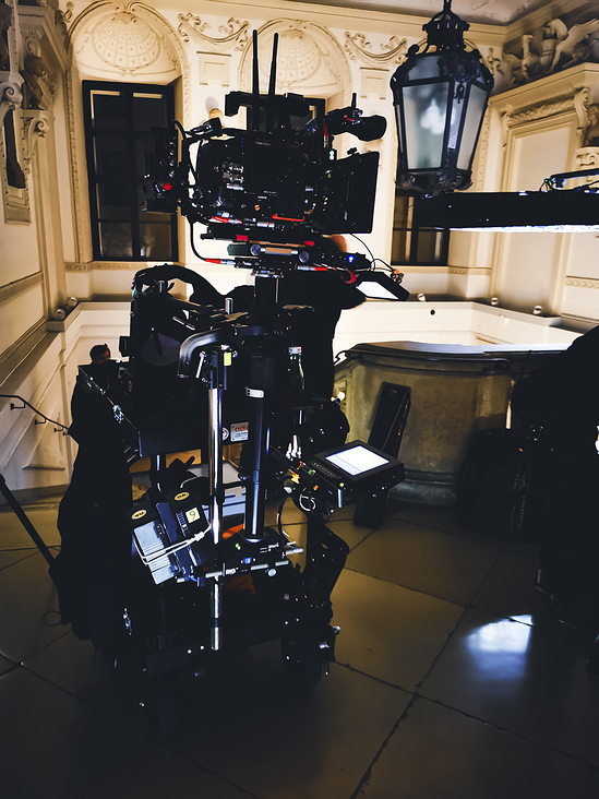 Im Treppenhaus kann die Steadicam natürlich trumpfen, keine Schienen nötig, ich fliege über Stufen…