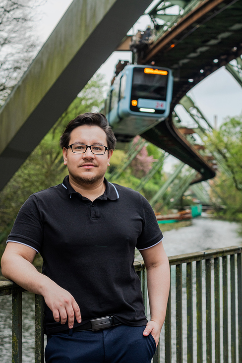 Lockeres Business-Portrait im modernen Look. Ideal für Websites, LinkedIn-Profile und Recruiting-Kampagnen.