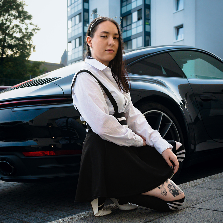 Authentisches Portrait einer Content Creatorin. Beispiel für Business- & Personal-Branding-Fotos, die auch auf Instagram, L