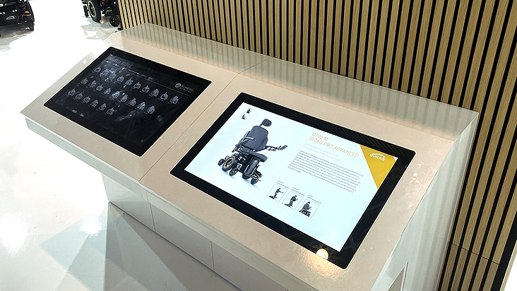 Sunrise Medical, Touchscreen mit komplettem Produktsortiment digital auf der Messe.