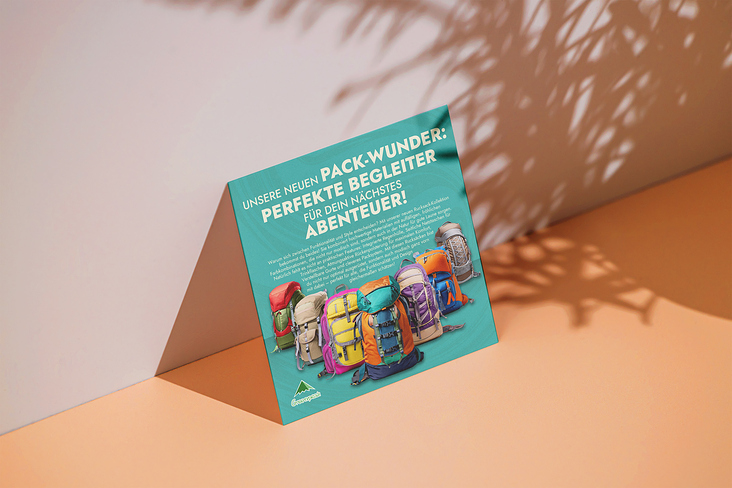 Mockup eines bunten Flyers mit Rucksack-Kollektion