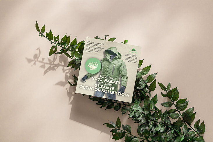 Mockup eines Flyers mit Wanderoutfit