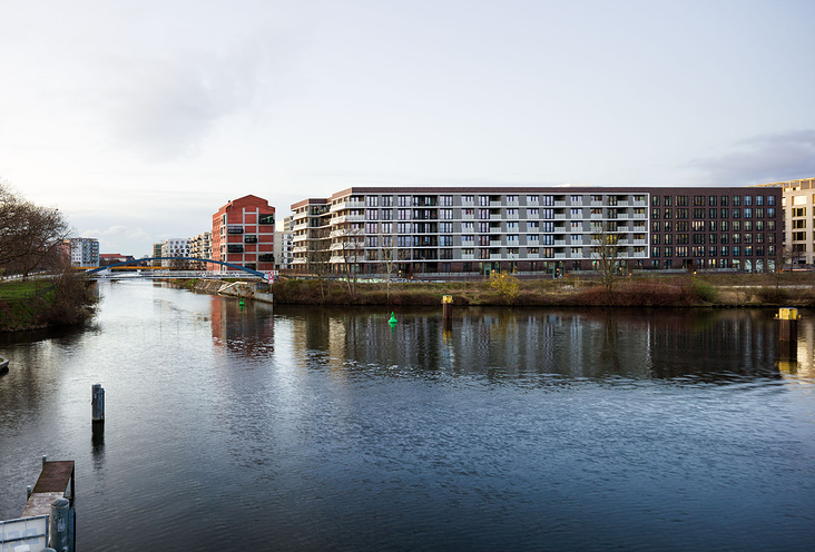 Kornversuchsspeicher nach der Modernisierung und Wohnblock am Nordhafen