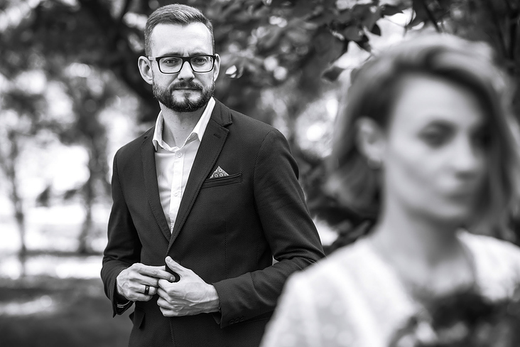 beautiful-black-and-white-photo-of-bride-and-groom-2025−03−09−03−14−39-utc