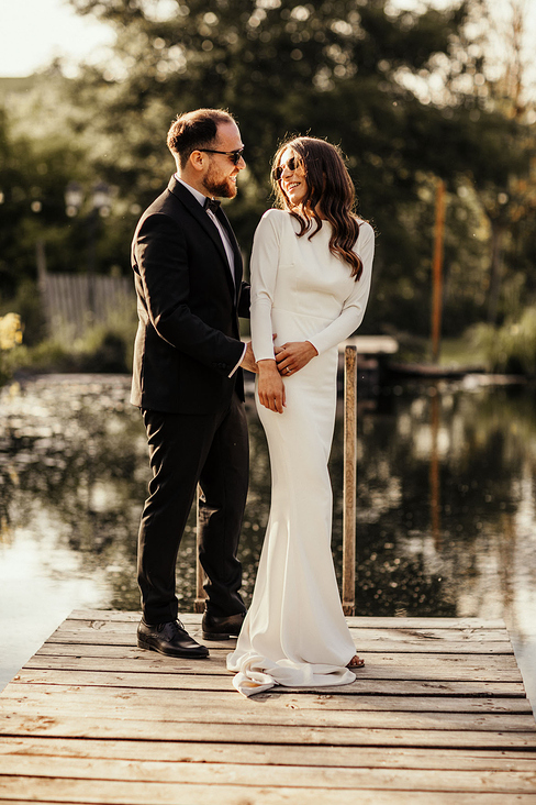 lakeside-bliss-radiant-young-couple-bride-and-g-2024−06−25−18−47−05-utc