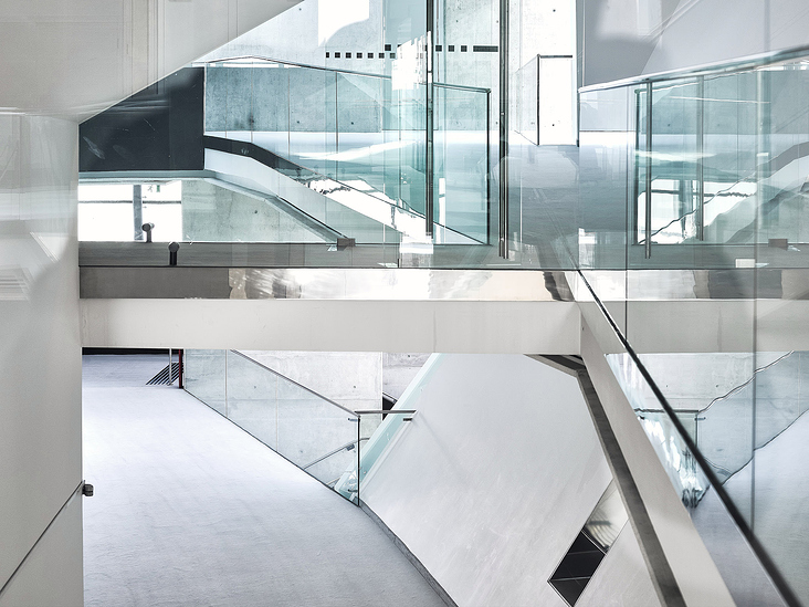 architekturfotograf-wien-glasfassade-treppenhaus-modern-atelier-schulte