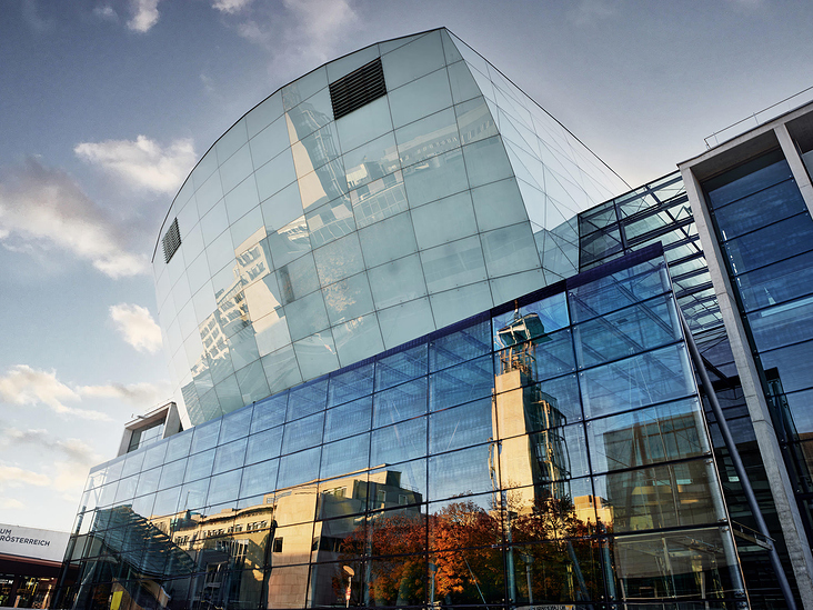 architekturfotografie-spiegelung-glasfassade-kulturbezirk-st-poelten-atelier-schulte