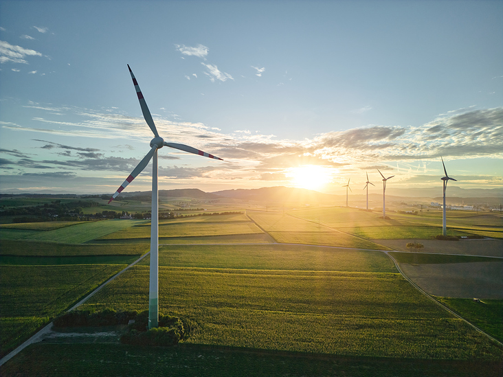 sonnenuntergang-windrad-erneuerbare-energie-österreich © Atelier Schulte 3