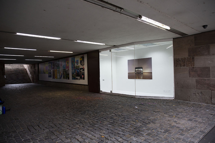 OHNE TITEL (Aquarium) 2020, digitaler Fine Art Print auf Singleweight Papier, 160 × 110 cm, Installationsansicht