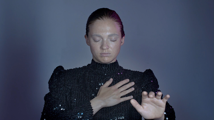 Videostill aus technical healing, 2020, HD-Videoloop (02:34 Min.) mit Josefa Schundau
