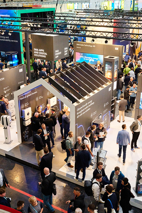 Halbtotale mit innovativem Messebau und einem gut besuchten Stand