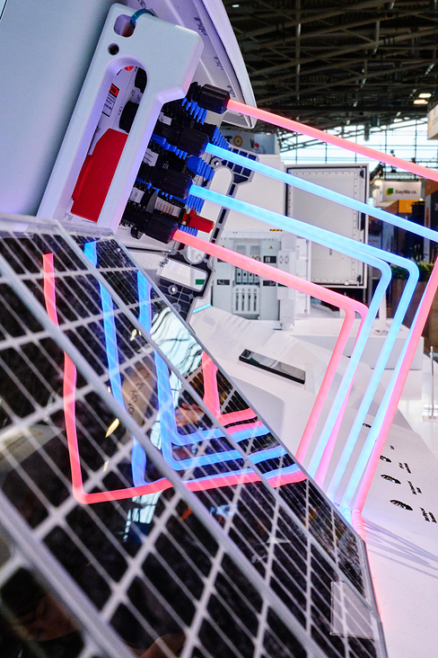 Wechselrichter mit Modellen von Solarpanels im Vordergrund