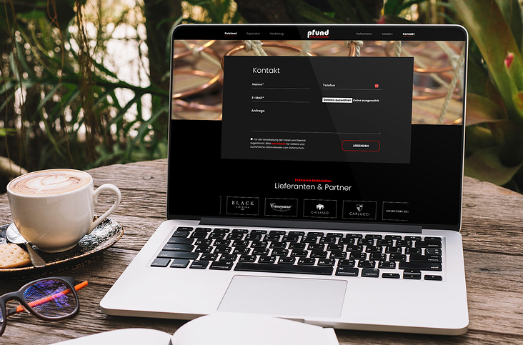 Kontaktformular und Referenzlogo-Karussel