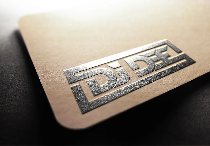 logofolio-dj-dee-logo-praegung-visitenkarte-mockup