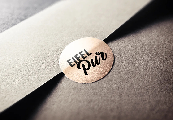 logofolio-eifel-pur-logo-sticker-kupferfolie-mockup