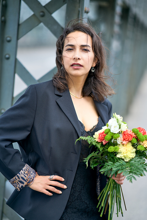 Unternehmerin mit Blumen