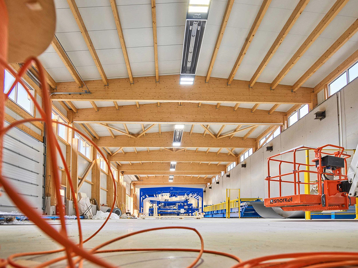 Neue Halle mit Holztragwerk