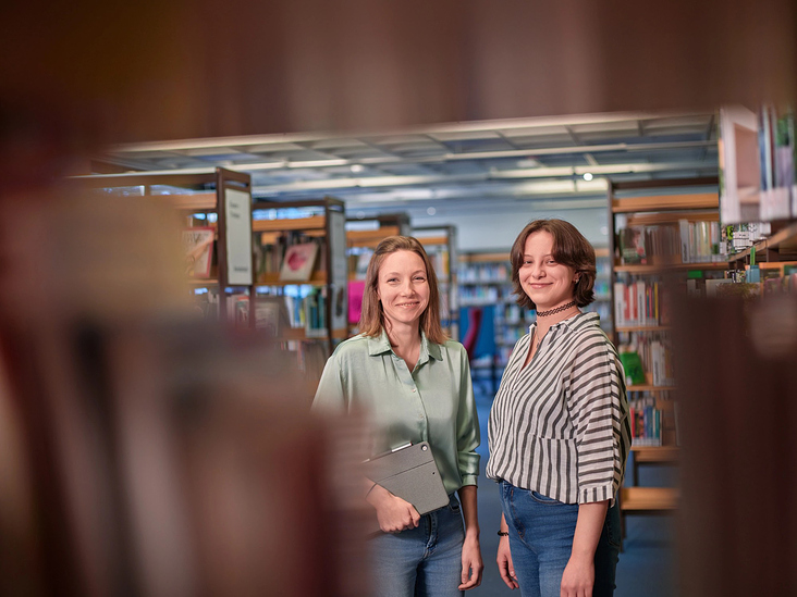 Porträt in der Bibliothek
