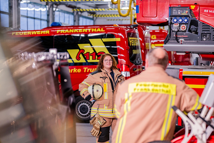 Feuerwehr vor dem Einsatzfahrzeug