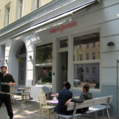 „Erscheinungsbild Café Napoljonska“ von Anna Mándoki