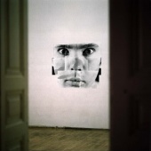 «IN BETWEEN. Rauminstallation 1994» de medienwerkstatt006