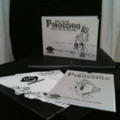 „Pinocchio Diplomstand“ von Kebin Garret Grümbel