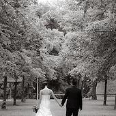 “Brautpaar schlendert zum Empfang” from Kirsten Flesch