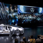 „Mercedes-Benz Pressekonferenz NAIAS Detroit 2015“ von rgb