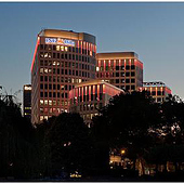 „Fassadenbeleuchtung ING-DiBa AG Headquarter “LEO“ von MAASS-Licht Lichtplanung