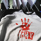 «Friend Logo Baseball Shirts» de Artur Bilewicz