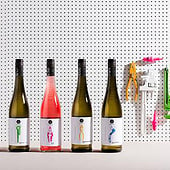 „Grape Garage 32a – Wein Packaging Design“ von Yummy Stories