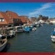 Fischerboote und Yachten liegen im Hafen von Wismar