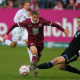 Abwehr – Schalkes Manuel Neuer wehrt einen Anfgriff von Ivo Ilicevic ab