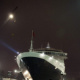 Queen Victora Kreuzfahrtschiff fährt in der Nacht vom 02. auf 03.12.2010 in das Dock bei Blohm und Voss in Hamburg am 03.12.201