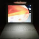 iBook G4 mit lightning mouse bei Dunkelheit