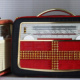Rechts unsere Radiohandtasche Akkord U61 schwarz-rot, links ein original Radio im Fundzustand