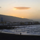 Eine Wolke, die von der untergegangenen Sonne angestrahlt wird erscheint wie ein Ufo
