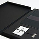 Case mit Portfolio in Buchform, Visitenkarten und USB-Stick.